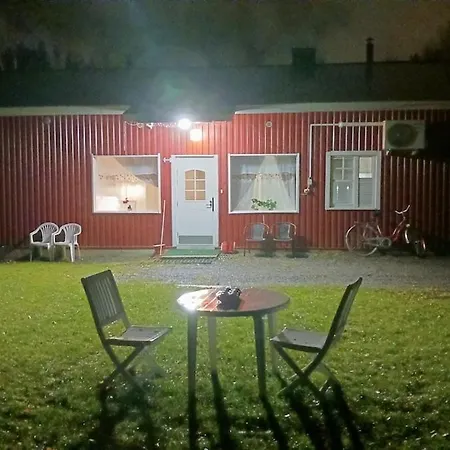 Family Deluxe - Sleep Well! Very Quiet Night - Queensize Good Quality Twinbed And Second Bedroom 2 Single Beds- Spacious 60m2 - Supermarket Prisma And Restaurang Only 200m - And Trail - Tea And Coffee - Towels Semesterbostad Nyslott