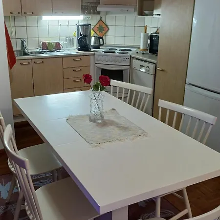 Family Deluxe - Sleep Well! Very Quiet Night - Queensize Good Quality Twinbed And Second Bedroom 2 Single Beds- Spacious 60m2 - Supermarket Prisma And Restaurang Only 200m - And Trail - Tea And Coffee - Towels Semesterbostad Nyslott