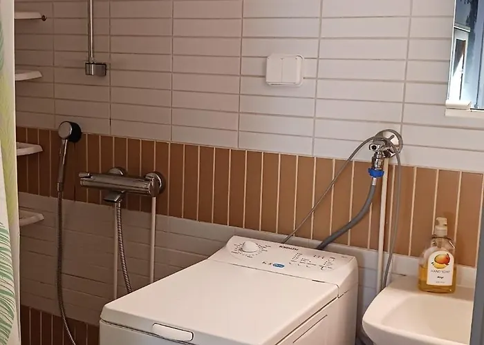 Family Deluxe - Sleep Well! Very Quiet Night - Queensize Good Quality Twinbed And Second Bedroom 2 Single Beds- Spacious 60m2 - Supermarket Prisma And Restaurang Only 200m - And Trail - Tea And Coffee - Towels בית נופש